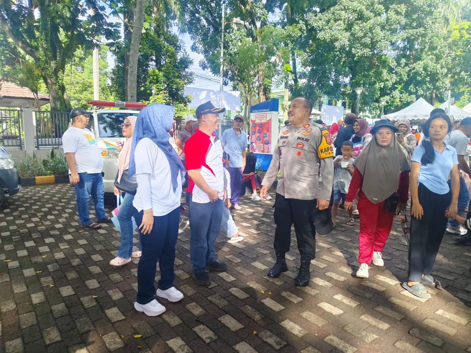 Personel Polsek Cibinong Amankan Kegiatan Pesta Rakyat “Cibinong Festival 2025” dalam Rangka HJB ke-543