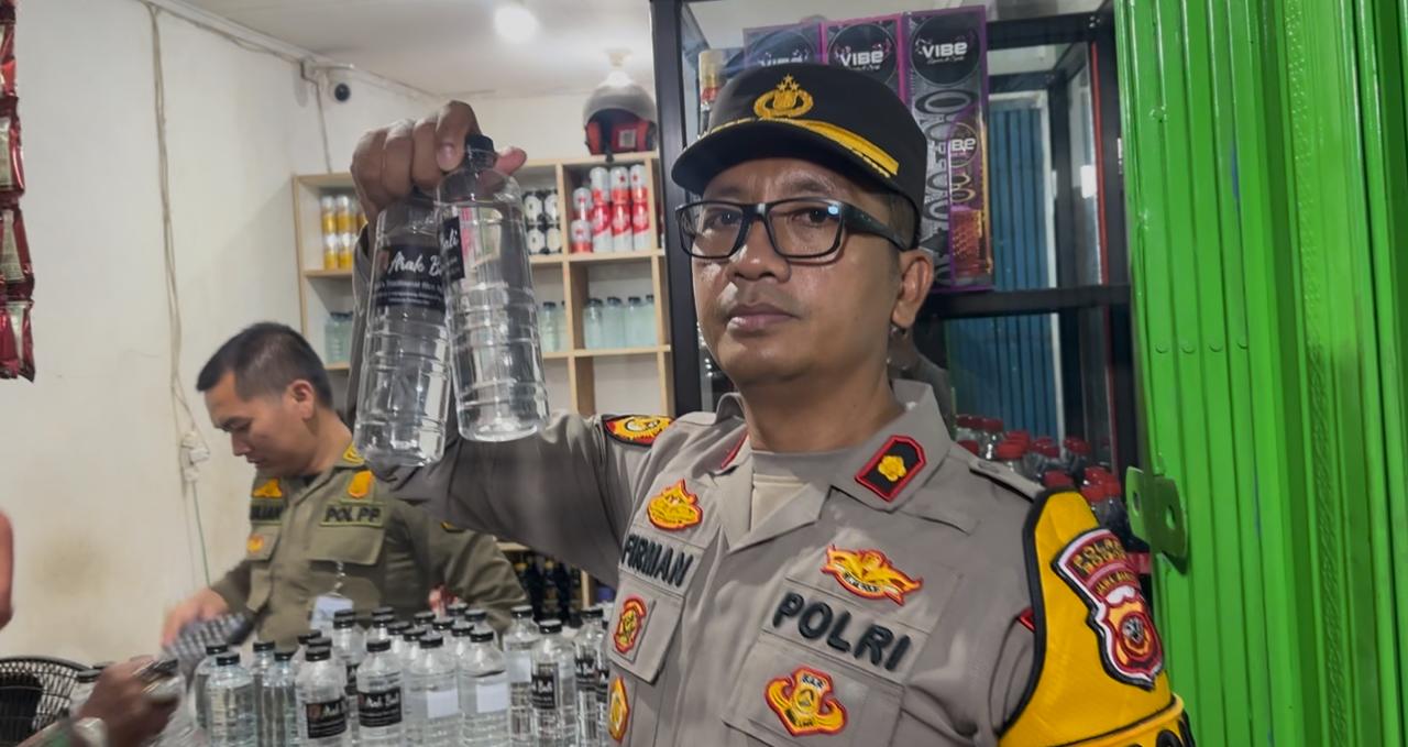 Polsek Parung Sita Ratusan Botol Miras Ilegal dalam Giat KRYD Malam Hari
