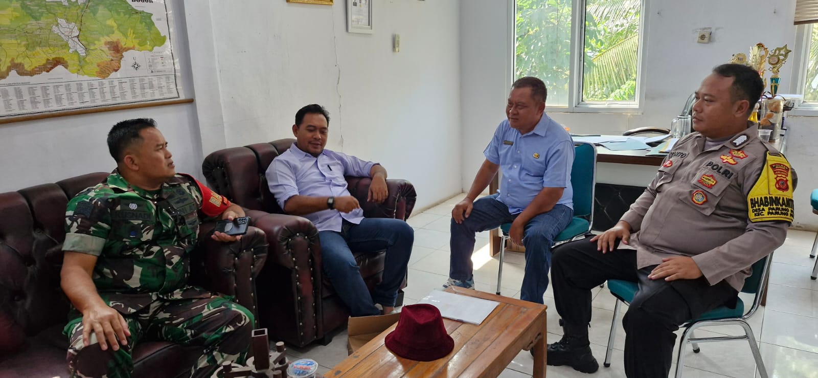 Bhabinkamtibmas Polsek Parungpanjang dan Babinsa Sinergi Sambangi Warga Berikan Himbauan Kamtibmas