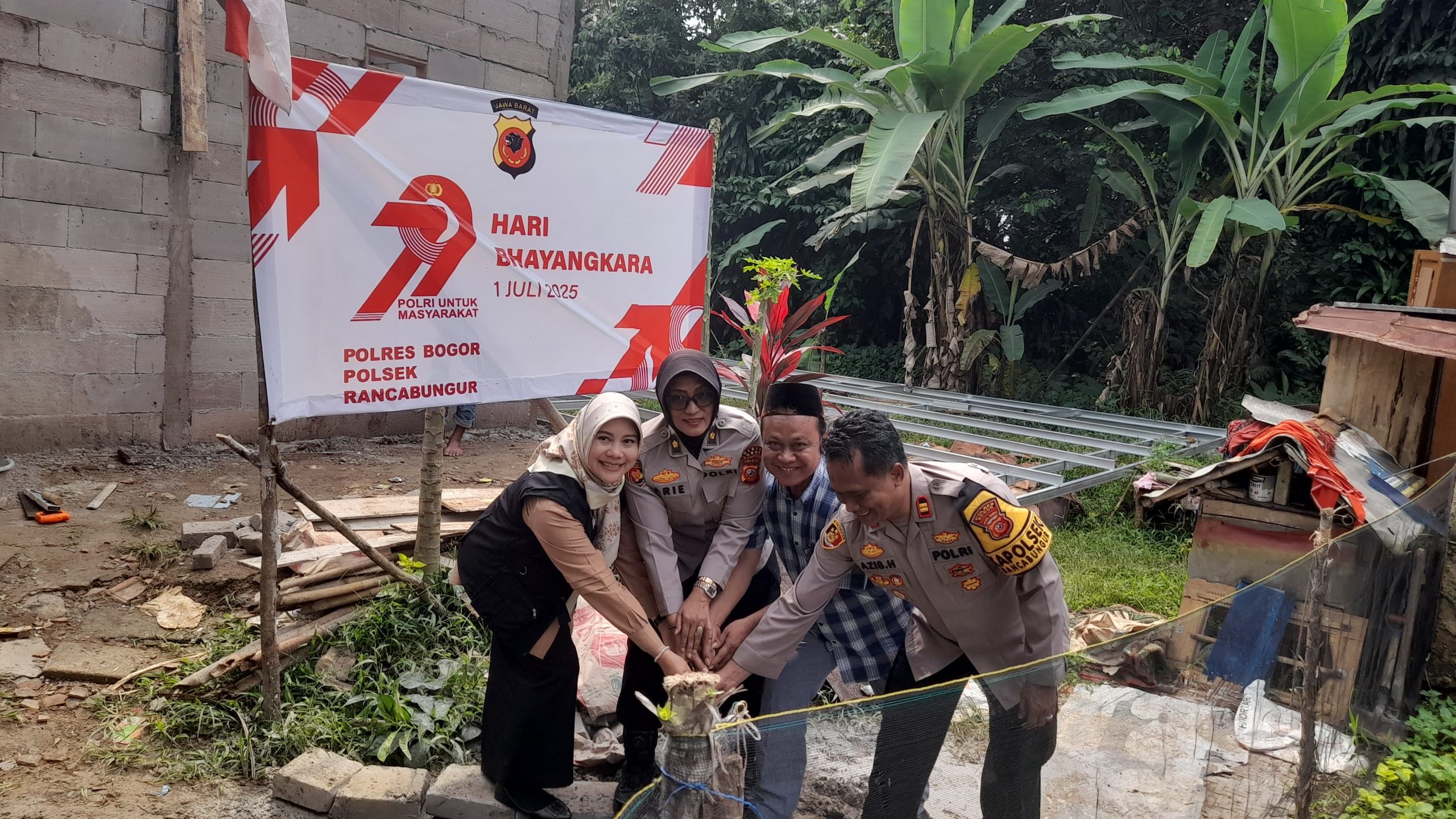 POLRES BOGOR LAKSANAKAN BEDAH RUMAH DALAM RANGKA HUT BHAYANGKARA KE-79 DI RANCABUNGUR