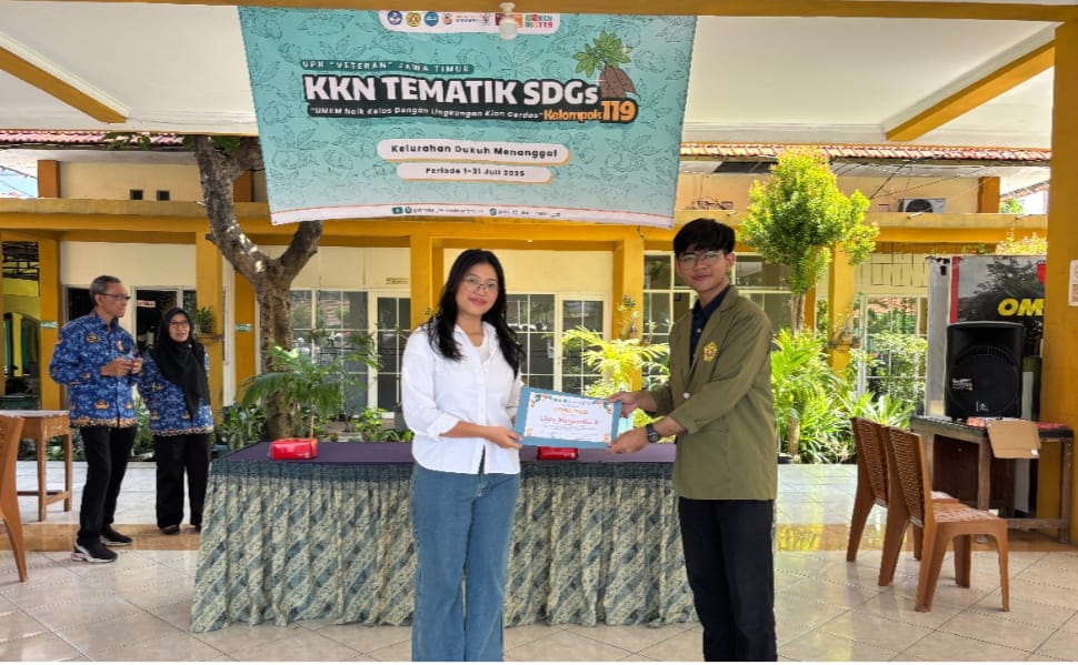 Mahasiswa UPN Veteran Jatim Berdayakan UMKM Dukuh Menanggal dengan Inovasi Olahan Singkong