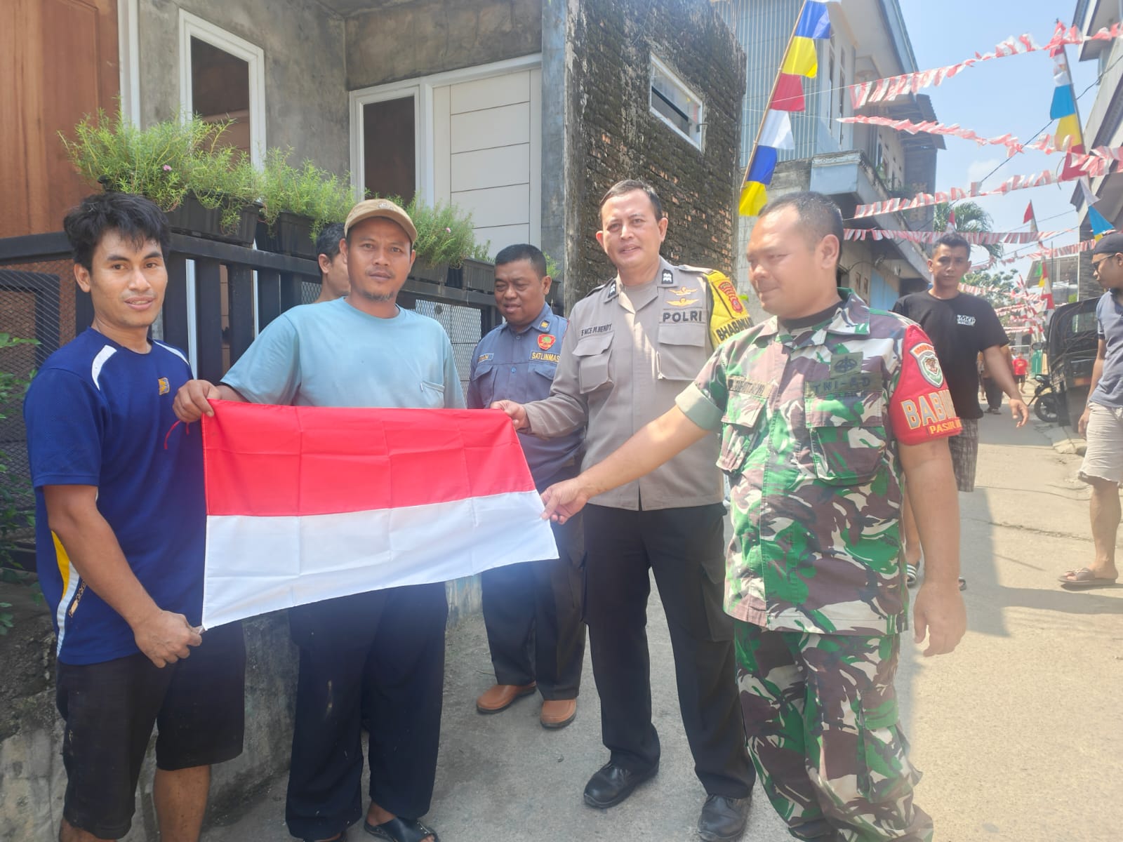 Aiptu Ence Herdy Mengikuti kerja Bakti dan Pembagian Bendera bersama Forkopimdes dan Tokoh Masyarakat