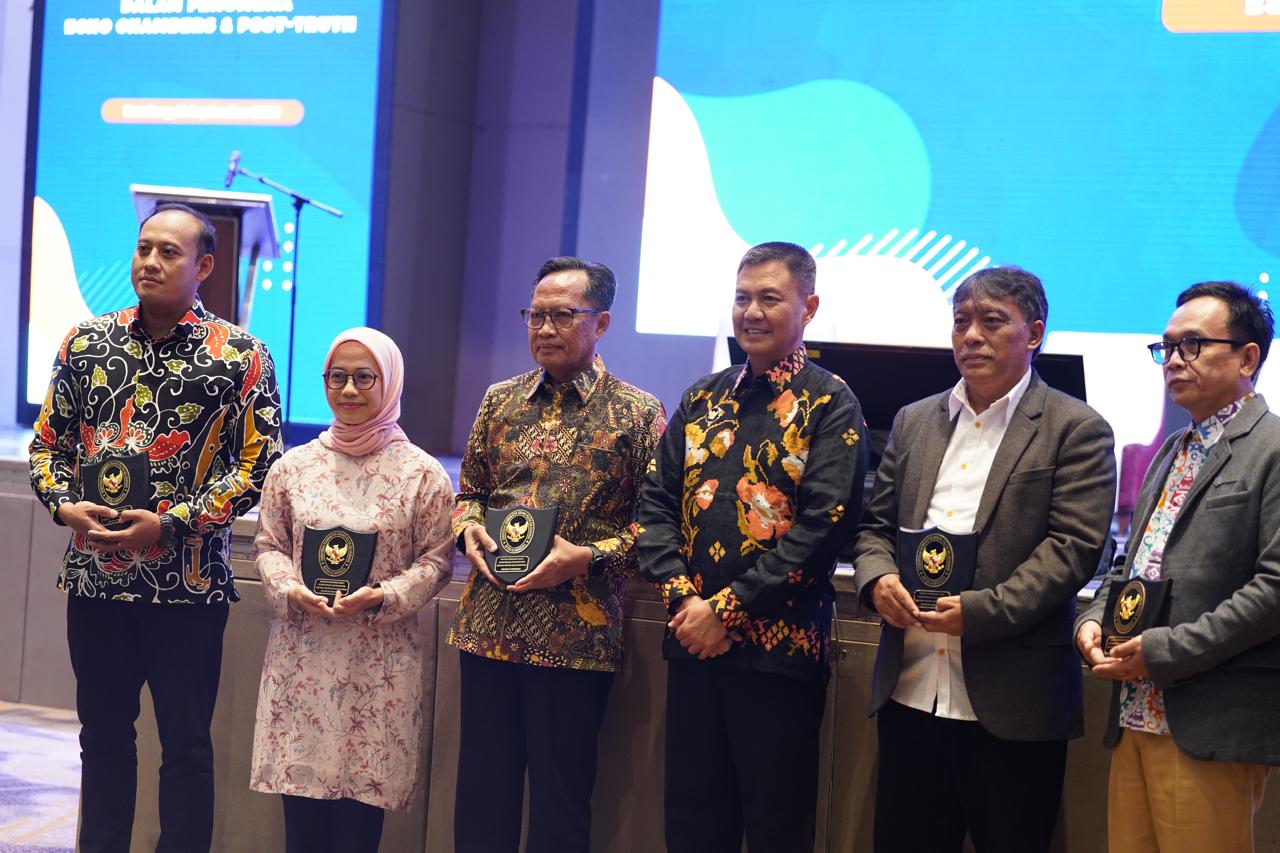 Seminar Literasi Digital Kemenko Polkam: Perkuat Jawa Barat Tangguh Hadapi Ujaran Kebencian, Disinformasi, dan Hoaks Fenomena “Echo Chamber & Post-Truth”
