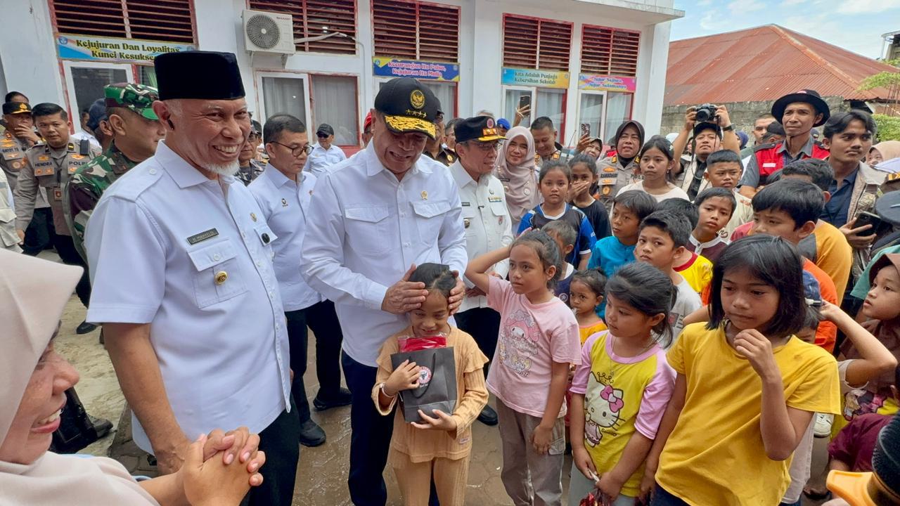 Menko Polkam Sambangi Pengungsi, Sampaikan Solidaritas dan Janji Dukungan Pemerintah