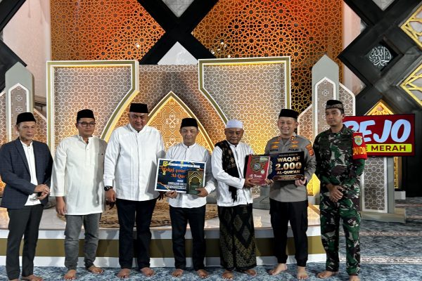 ​Peringati Nuzulul Quran, Polres Bogor Serahkan 2.000 Al-Quran Waqaf Personel di Acara Tabligh Akbar Masjid Baitul Faizin