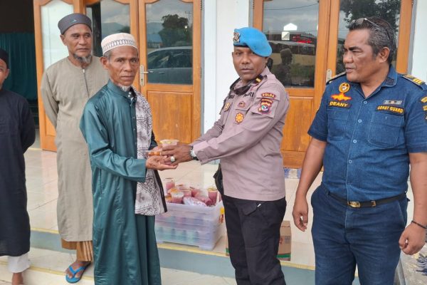 Posko Terpadu Angkutan Lebaran Bagikan Takjil kepada Warga Muslim di Marapokot